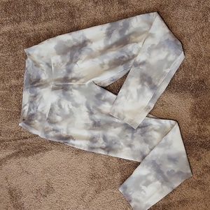 Simply Vera/ Vera Wang Gray and White Patterned Yoga Pants. Size Large.